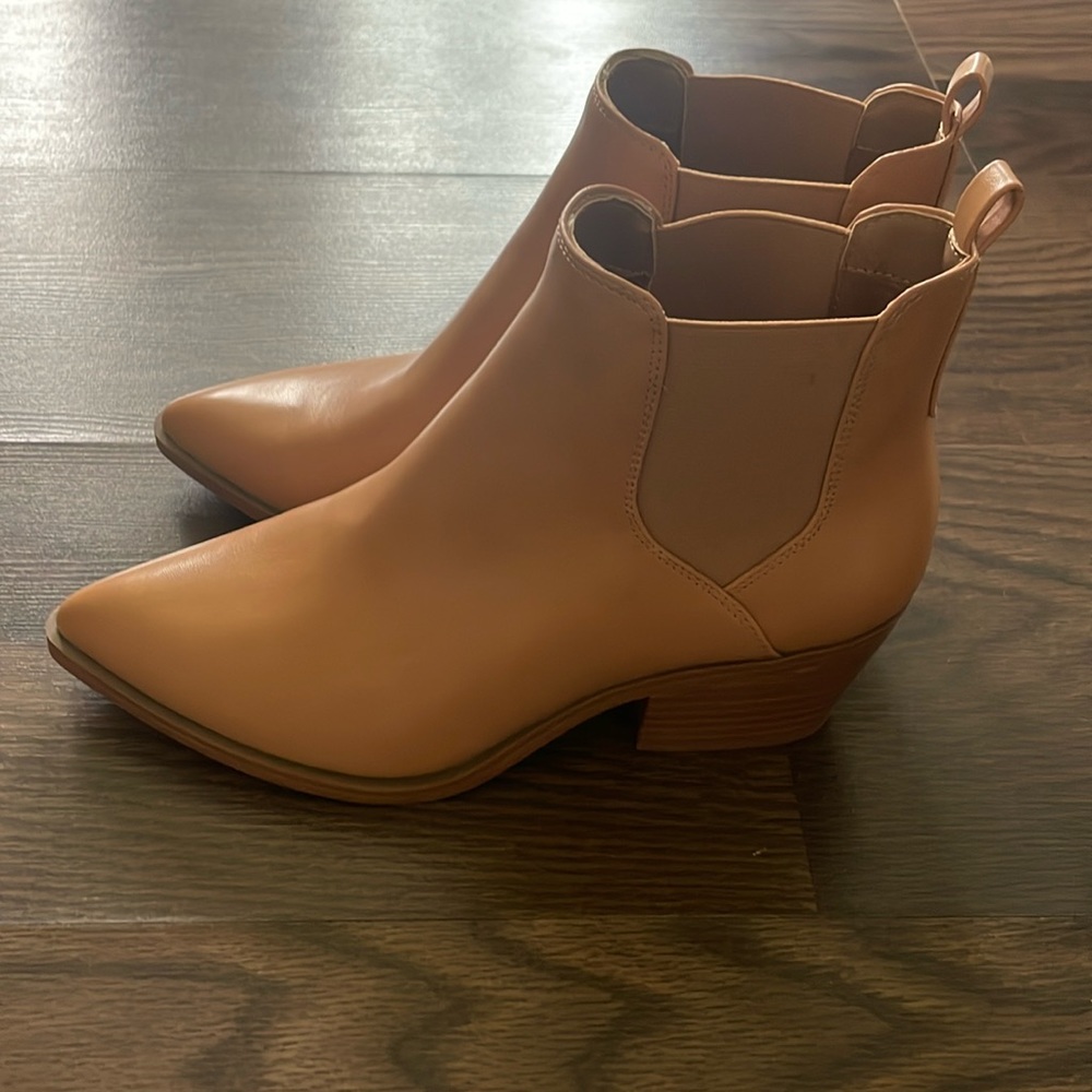 Universal thread size 7.5 tan booties.